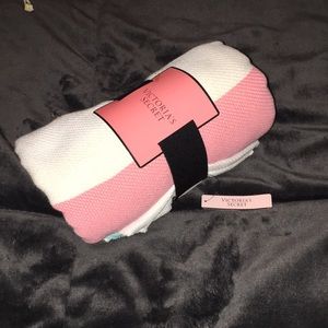 🔥VICTORIA’S SECERT BEACH BLANKET🔥